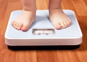 Bé 16 tháng nặng 9kg, có phải suy dinh dưỡng?
