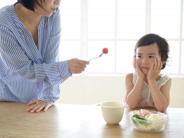 Tác hại khi ép trẻ ăn nhiều