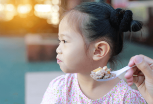 Cách nào giúp trẻ ăn không ngậm?