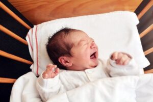 Làm gì khi bé 1 tháng tuổi hay khóc đêm?