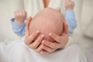 Đường gờ sau đầu trẻ sơ sinh có cần lưu ý gì?