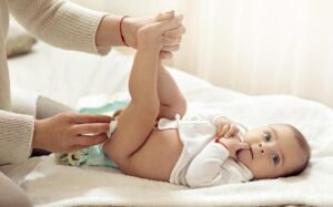 Vùng kín của trẻ sơ sinh có chất màu trắng, có cần đi khám?