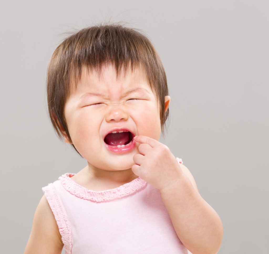 Trẻ mọc răng hàm có đau không?