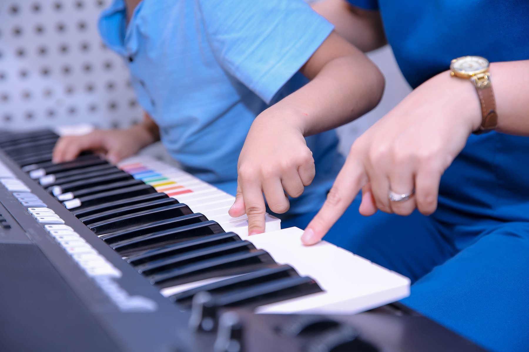 Giới thiệu và hướng dẫn một số dụng cụ để vận động theo nhạc cho trẻ tự kỷ