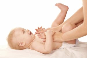 Hướng dẫn massage cho em bé của bạn