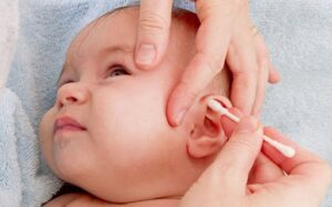 Trẻ bị tích tụ ráy tai, nên làm thế nào?