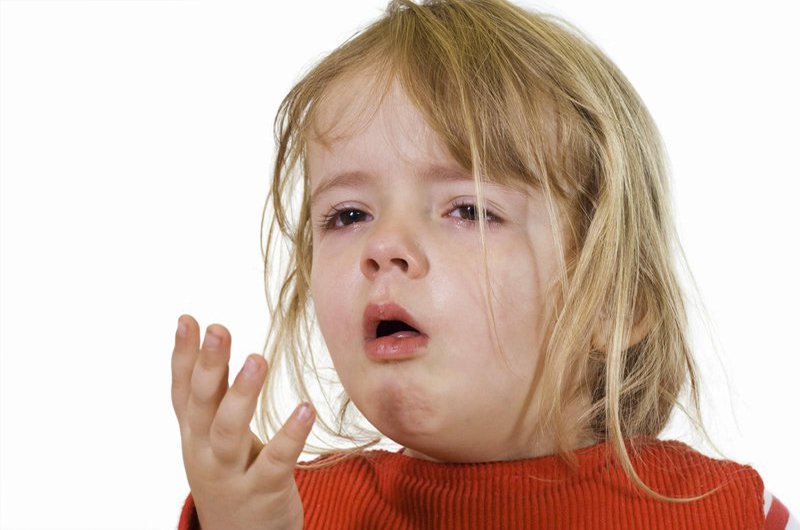 Trẻ nhỏ tuổi bị nôn nhiều không sốt: Phải làm sao?