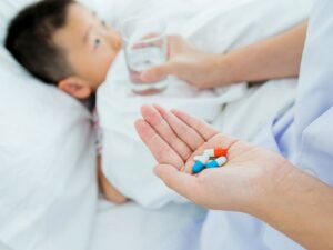 Trẻ bị ho, không tùy ý dùng thuốc ho kháng sinh