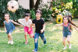 Cách lựa chọn hoạt động chơi để tăng cường hoocmon hạnh phúc cho trẻ