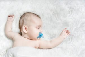 Núm vú cho em bé: Lợi ích, rủi ro và những vấn đề khác