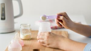 Hướng dẫn chuẩn bị và pha sữa công thức cho trẻ sơ sinh của WHO