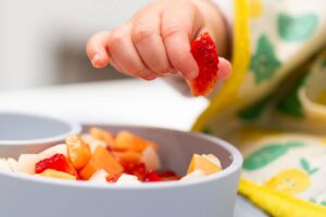 Cho bé ăn hoa quả có cần hấp chín không?