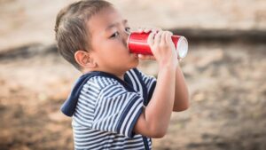 Tác hại khi trẻ uống quá nhiều nước ngọt có ga