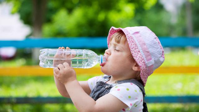 Trẻ uống nhiều nước có tốt không?