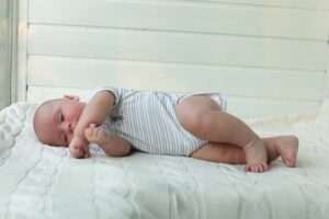Vì sao trẻ hay lật khi ngủ?