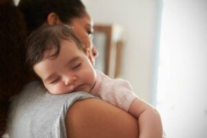 Đừng chiều nếu trẻ sơ sinh thích bế khi ngủ