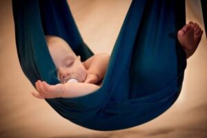 Cho trẻ sơ sinh nằm võng có ảnh hưởng đến cột sống?