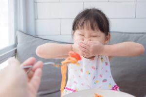 Trẻ sợ ăn, hay nôn ói, có phải do tâm lý trẻ có vấn đề?