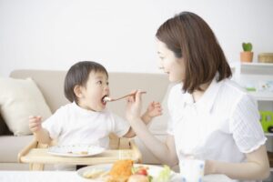 Trẻ 15 tháng ăn được cơm chưa?