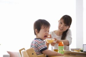Trẻ biếng ăn do bị ép ăn: Nguyên nhân, tác hại và cách khắc phục