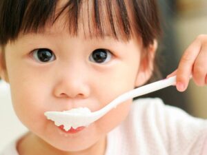 Cách tập cho trẻ ăn cơm