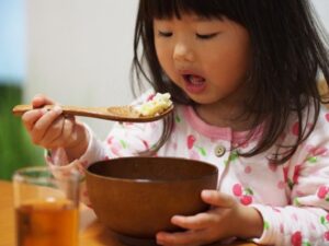 Bé 2-3 tuổi không chịu ăn cơm phải làm sao?