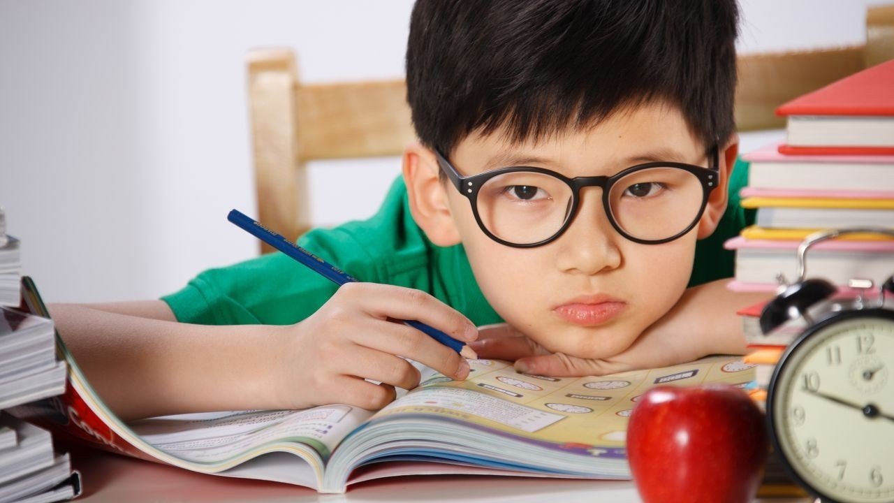 Đọc sách trong ánh sáng yếu không tốt cho mắt của trẻ?