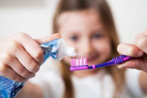 Cảnh giác: Con bạn có thể đang sử dụng quá nhiều kem đánh răng