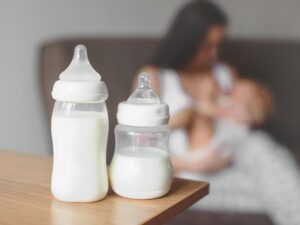 Có thể trộn sữa mẹ và sữa công thức?