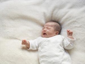 Hiện tượng trẻ giật mình khi ngủ: Có phải bệnh lý?