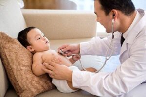 Vì sao trẻ sơ sinh dễ bị viêm phổi?