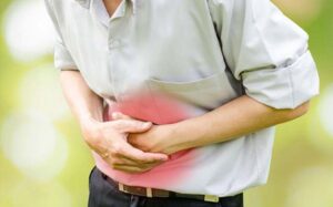 Sử dụng thuốc điều trị men gan cao xuất hiện đau dạ dày, chướng bụng, đau trĩ và tiểu buốt nên làm gì?