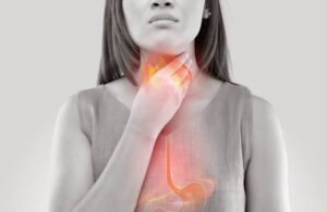 Nghẹn ở cổ họng khi nằm ngửa và ăn không tiêu, không ợ hơi được là dấu hiệu của bệnh gì?