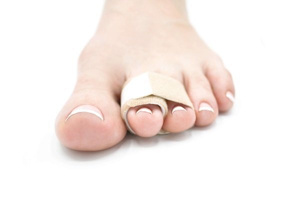 Ngón chân thứ hai bị gãy xương mất cảm giác hoạt động là do đâu?