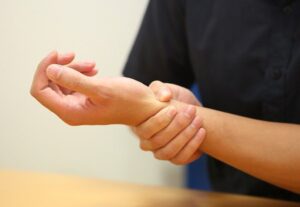 Đau khớp cổ tay khi tập vật lý trị liệu sau tháo bột nên làm gì?