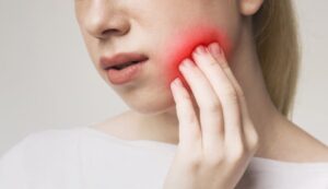 Người viêm khớp thái dương hàm có niềng răng được không?
