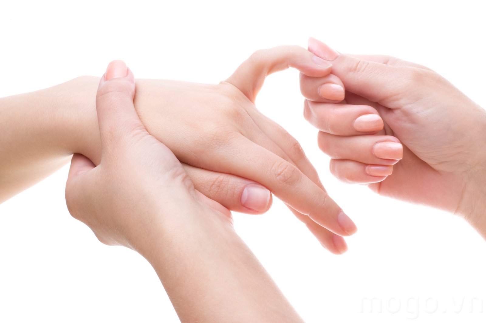 Chấn thương ngón út gây tím tái, không duỗi thẳng ngón tay có sao không?