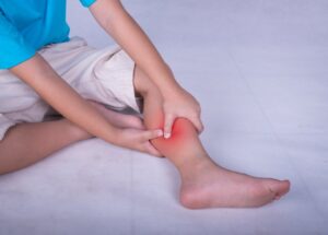 Trẻ 8 tuổi thường xuyên tê chân khi ngủ có sao không?