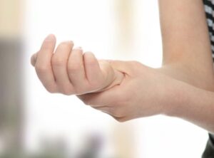 Vai đau, cánh tay tê yếu sau khi trật khớp vai có nguyên nhân do đâu?