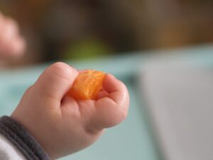 Trẻ 2 tháng tuổi không duỗi thẳng được ngón cái là dấu hiệu bệnh gì?