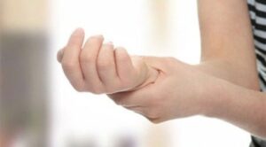 Hỏi đáp: Các xương cục ở tay tím lại khi nắm chặt tay là biểu hiện của bệnh ý gì?