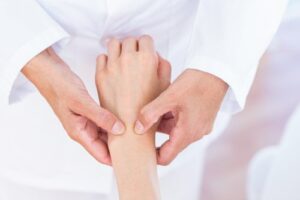 Sau gãy xương bàn tay cảm thấy nhức và giật nhẹ nên làm gì?