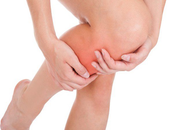 Nóng và đau gần vị trí gãy xương chân có nên đi khám để mổ không?