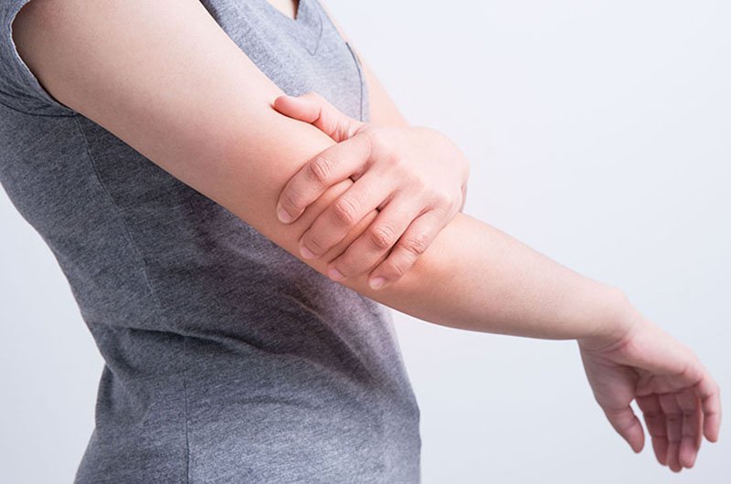 Phương pháp điều trị gãy xương chéo ở cánh tay như thế nào?
