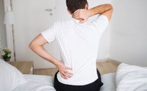 Tình trạng đau lưng lan lên vùng vai gáy có sao không?