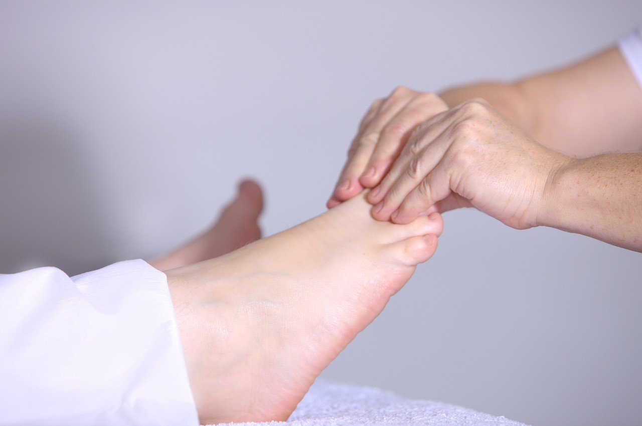 Người gãy xương ngón chân cái điều trị như thế nào?