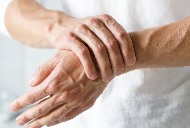 Người 50 tuổi đau 2 bàn tay kèm sưng phù chân là bệnh gì?