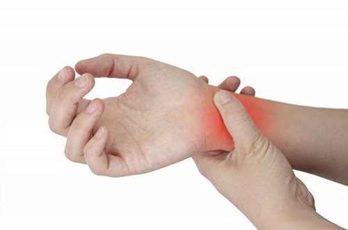 Sưng đau cổ tay trái là dấu hiệu bệnh gì?
