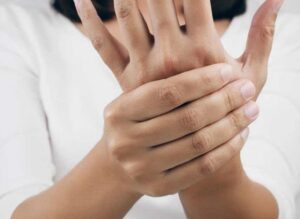 Nữ giới đau nhức, tê tay nguyên nhân là gì?