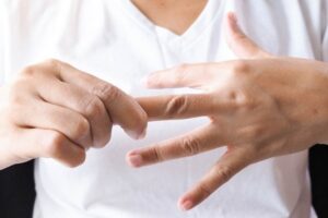 Đau nhức ngón tay khi cầm nắm sau tổn thương có sao không?